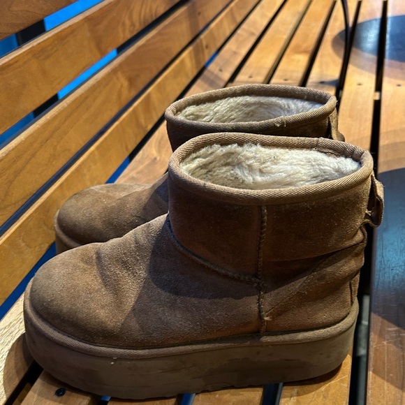 Uggs-genuine leather - fairly used in great condition. - Picture 4 of 4